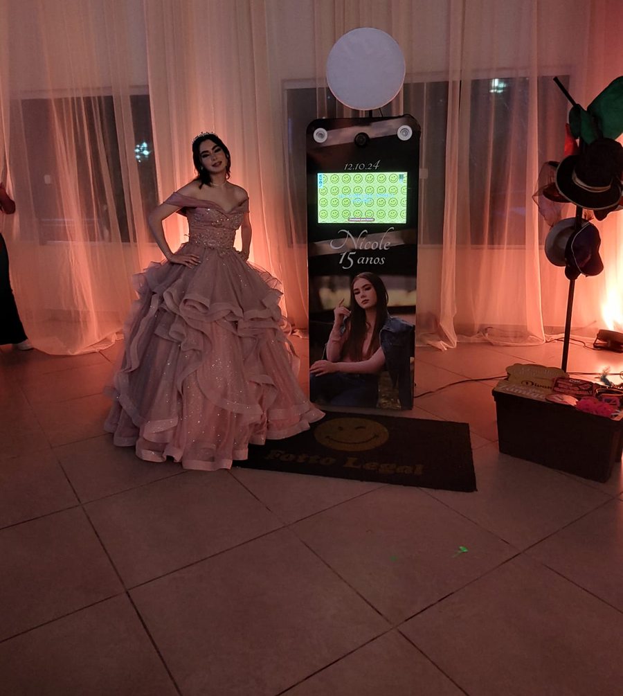 Aniversariante ao lado do totem personalizado com o nome dela