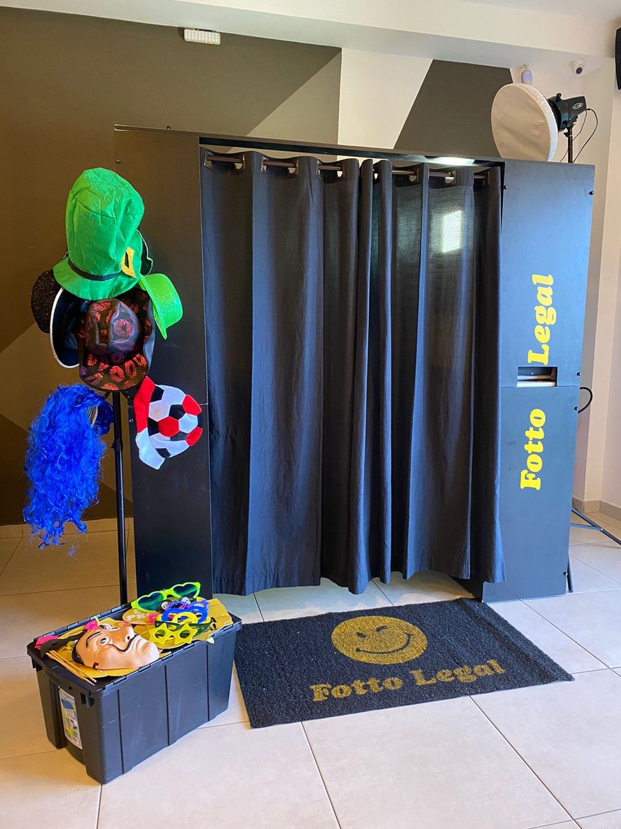 Cabine de fotos Fotto Legal com cortina, adereços e tapete com a logo