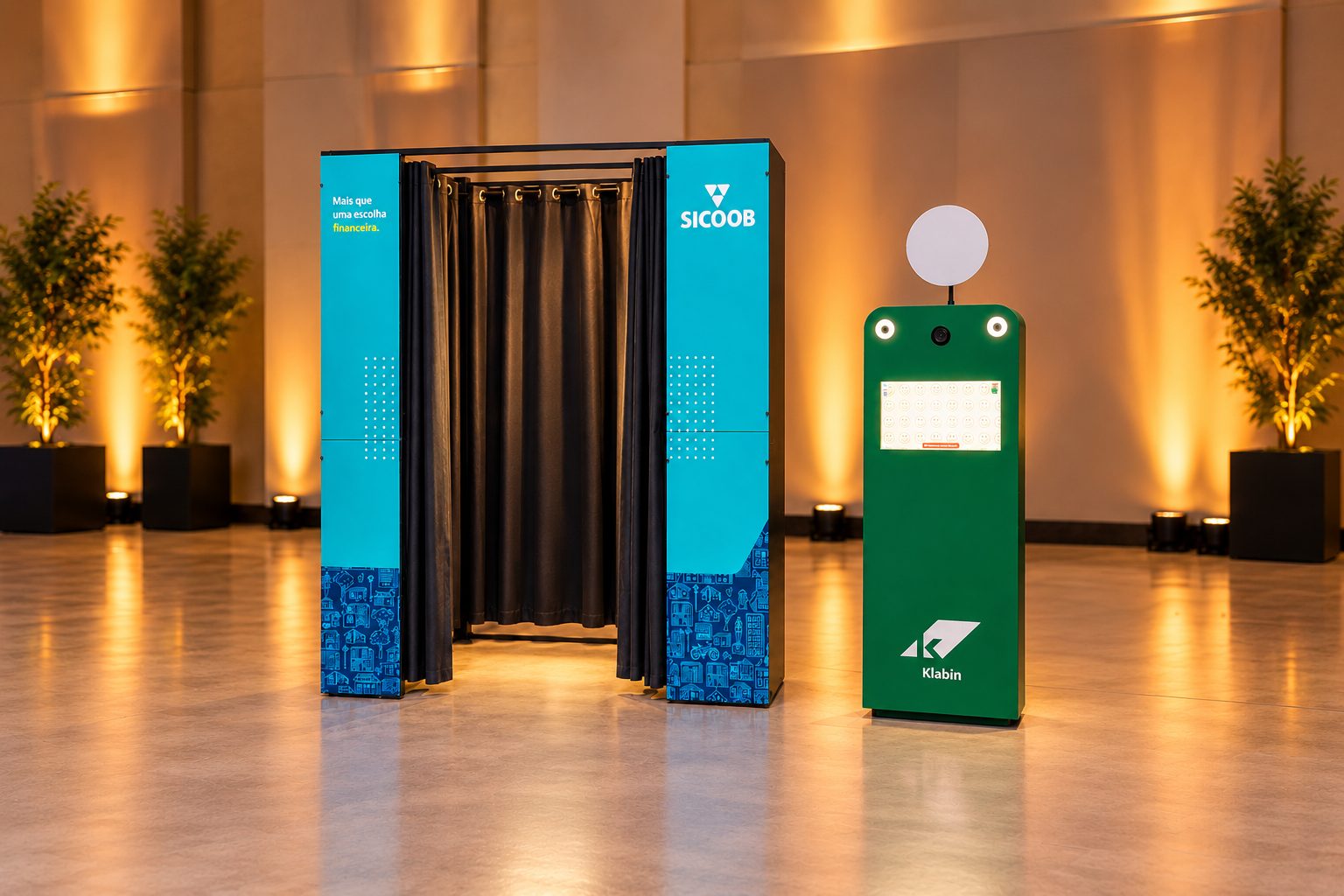 Cabine personalizada Sicoob e totem personalizado Klabin em evento corporativo
