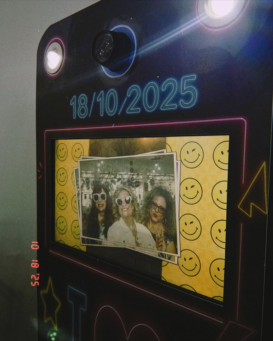 Totem personalizado com a foto impressa de uma festa de 60 anos
