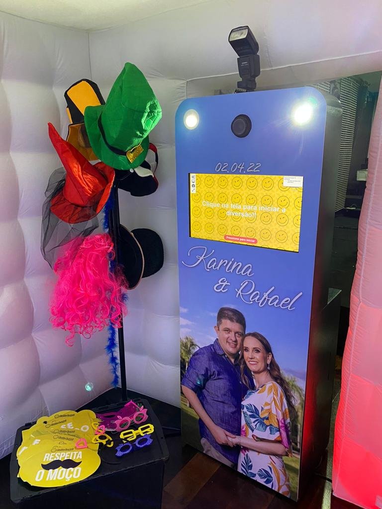 Totem de fotos personalizado com a foto e os nomes do casal, ao lado do cabideiro de adereços