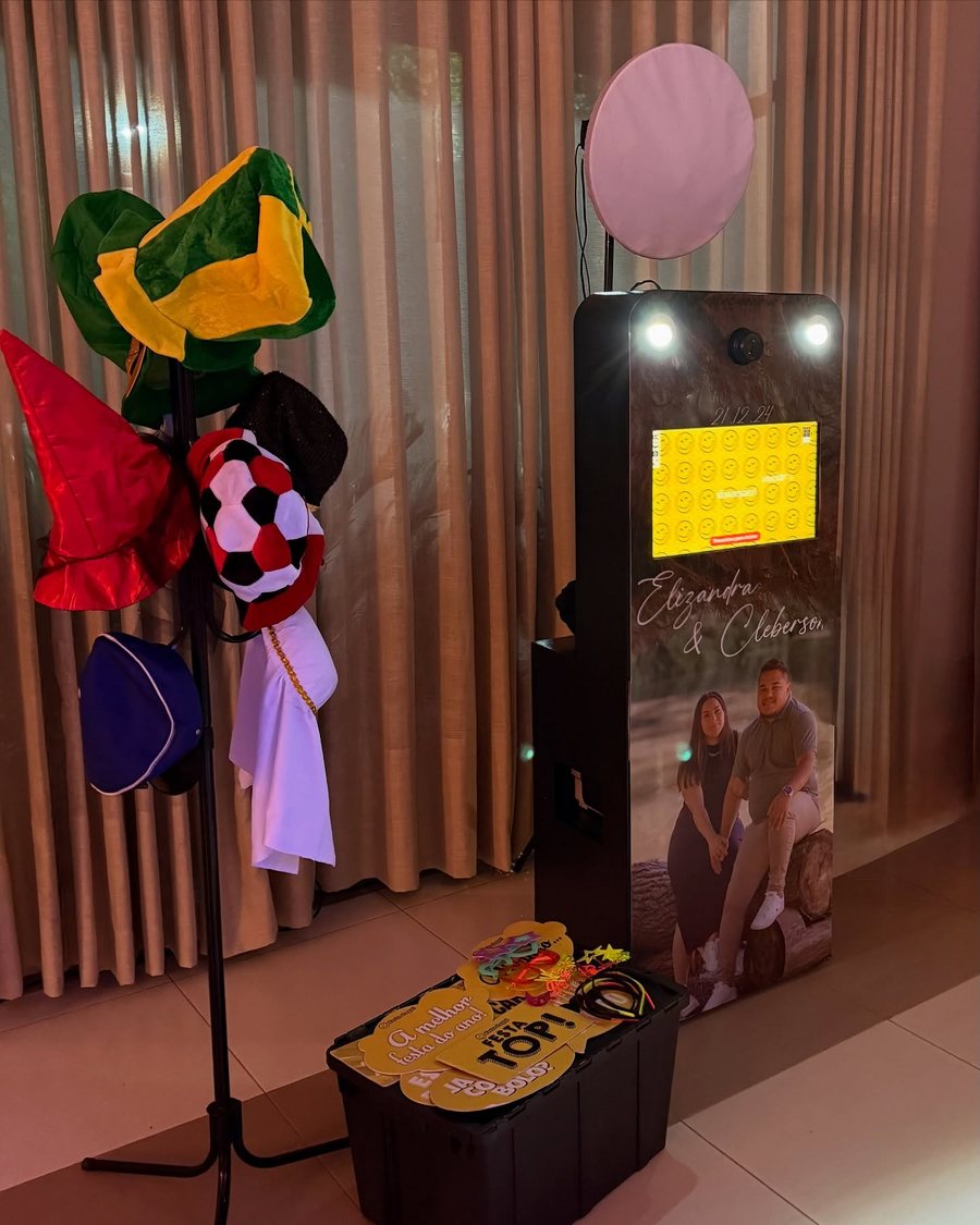 Totem personalizado do casamento com a caixa de adereços