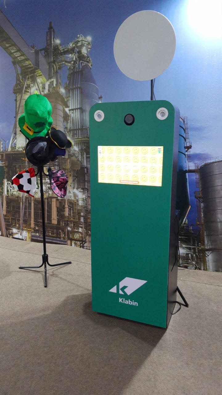 Totem de fotos personalizado com a marca da Klabin em evento corporativo